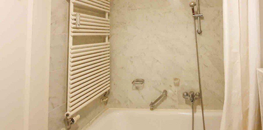 Badewanne und Handtuchtrockner Maisonettewohnung M�nchen