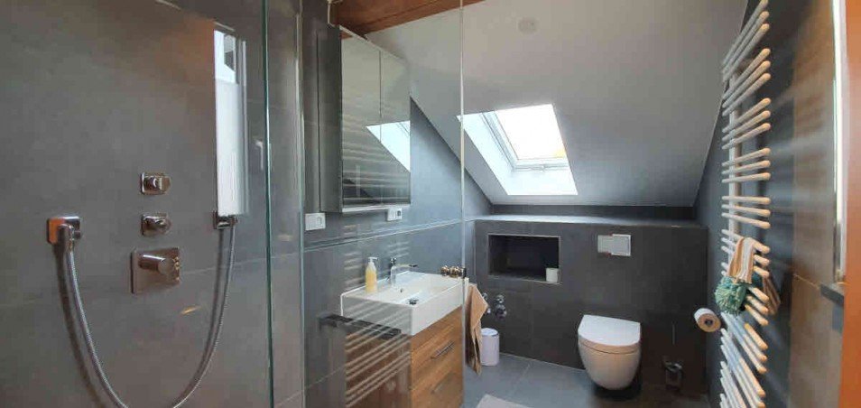Luxus-Duschbad mit Femster Dachgeschosswohnung M�nchen