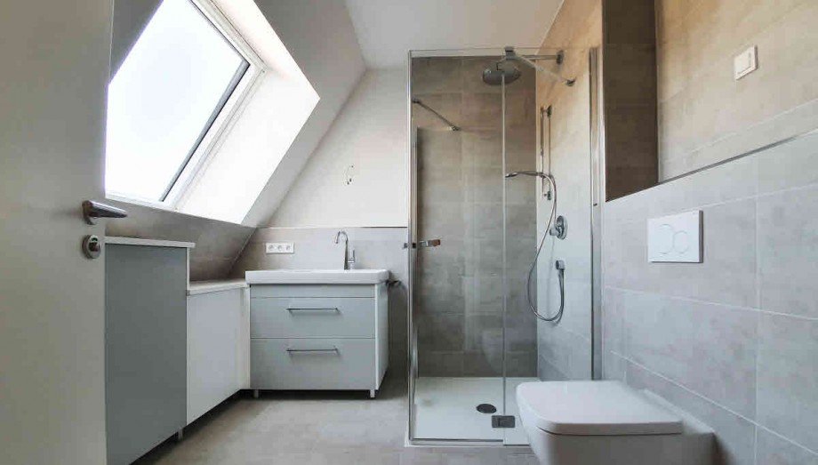 Duschbad mit Ma�einbauten Dachgeschosswohnung M�nchen