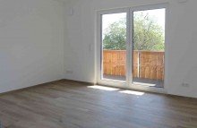 Wohnzimmer mit S�dbalkon Chiemsee! **Attraktive Neubauwohnung mit S�dbalkon und traumhaftem Kampenwandblick**