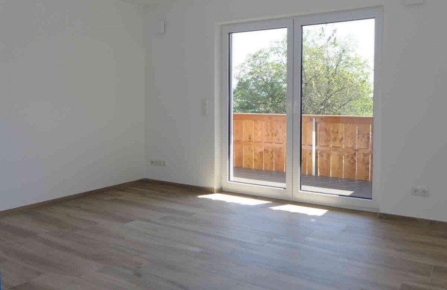 Wohnzimmer mit S�dbalkon Etagenwohnung Prien