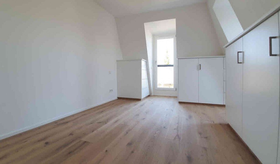Schlafzimmer mit Ma�einbauten Dachgeschosswohnung M�nchen