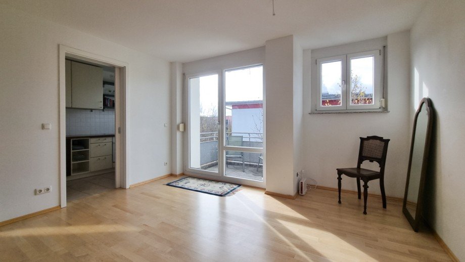 Teilansicht Wohnraum mit Balkon Dachgeschosswohnung M�nchen