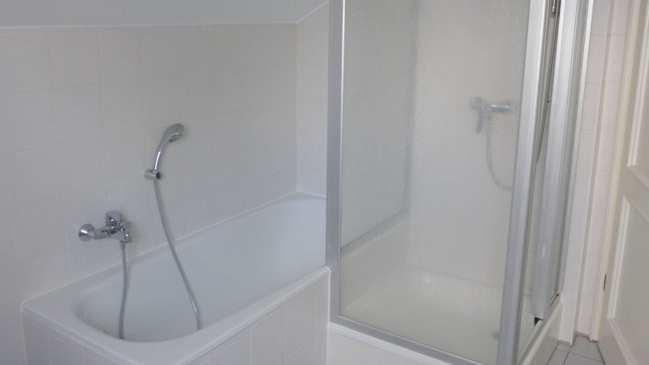 Badewann und sep. Dusche Dachgeschosswohnung M�nchen