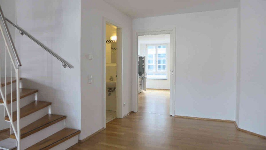 Wohnbereich mit K�che und G�ste-WC Maisonettewohnung M�nchen