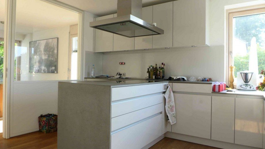 Einbauk�che mit Kochinsel Doppelhaush�lfte Feldafing