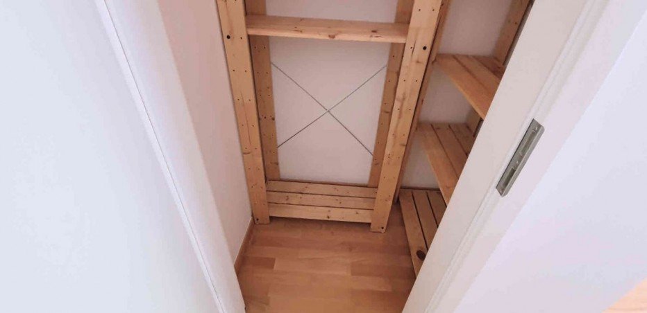 Kammer mit Regalen Terrassenwohnung M�nchen