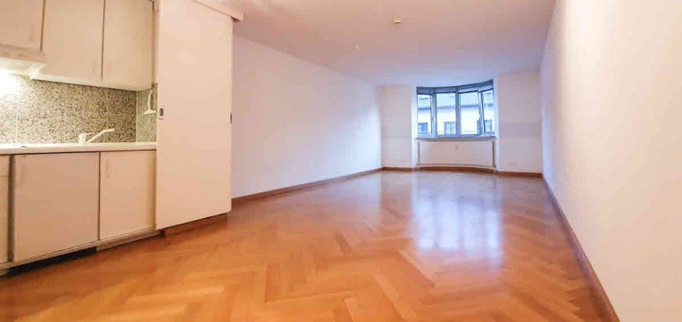 Wohnzimmer mit 2. Pantryk�che Maisonettewohnung M�nchen