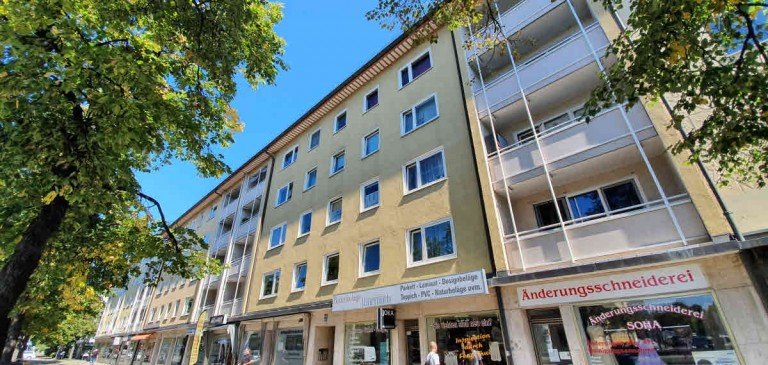 Westansicht im Herbst M�nchen Etagenwohnung M�.-Laim! **Modernisierte Etagenwohnung mit Loggia zum ruhigen Innenhof**