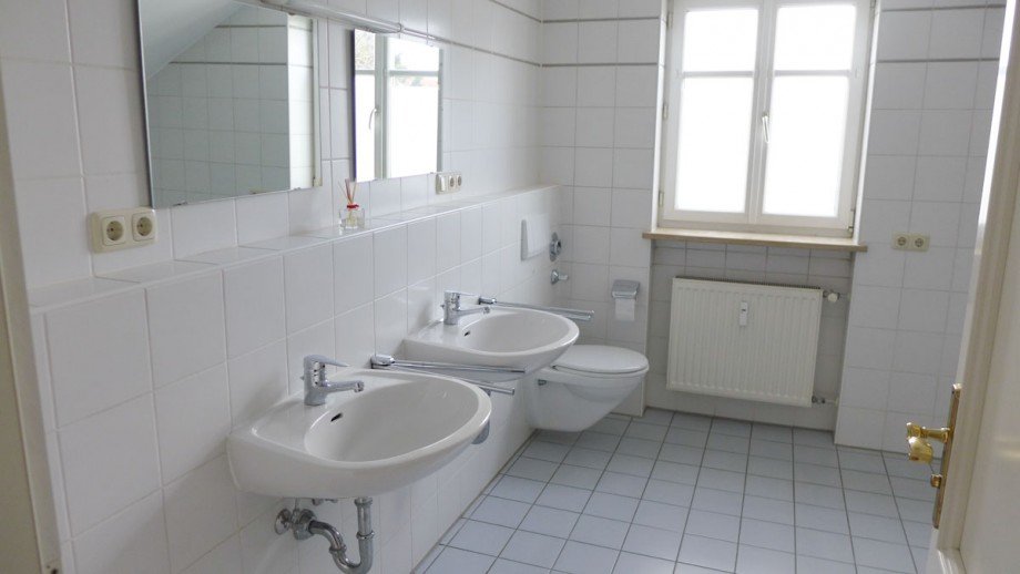 Badezimmer mit Fenster Dachgeschosswohnung M�nchen