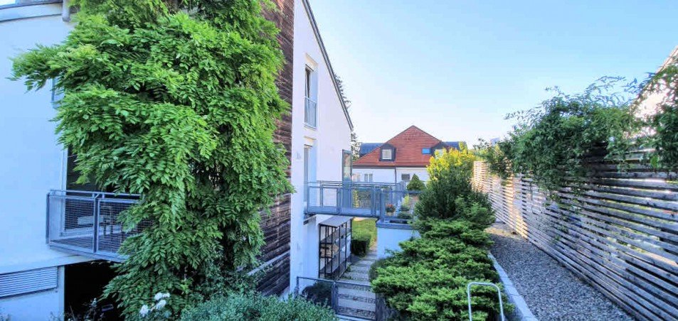 Seitliche Ansicht mit Terrasse Doppelhaush�lfte Feldafing