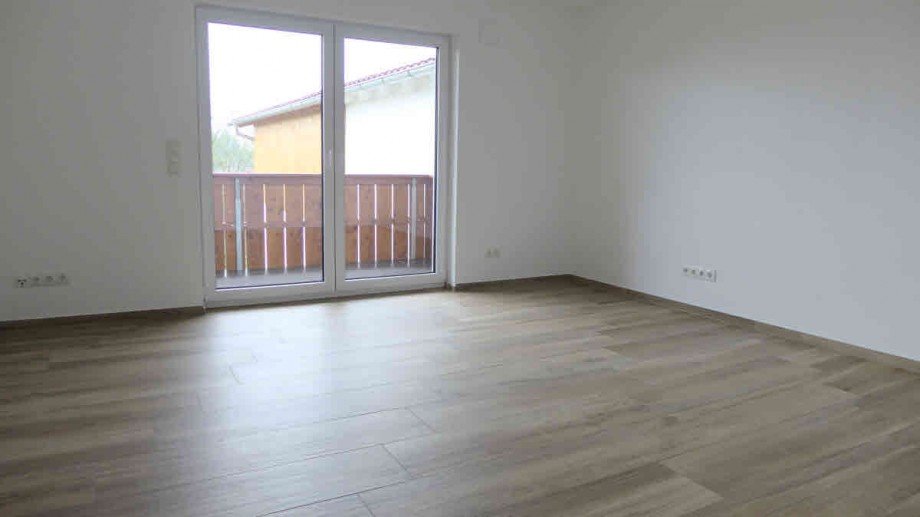 Wohnzimmer mit S�dbalkon Etagenwohnung Prien