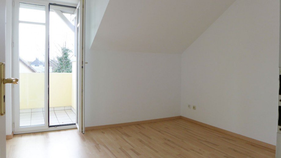Wohn-/Esszimmer mit Balkon Dachgeschosswohnung M�nchen