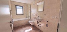 Badezimmer mit Fenster **Traumhafte Garten-/Terrassenwohnung in gr�ner Lage von Solln**