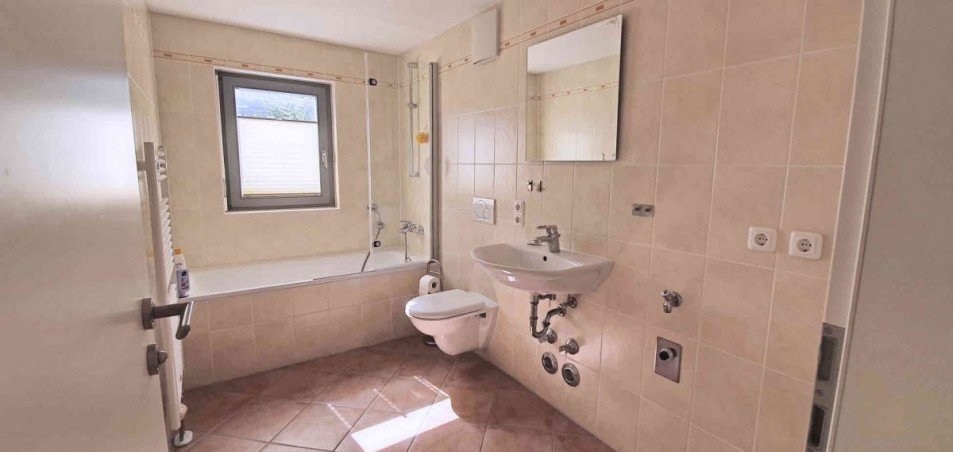 Badezimmer mit Fenster Terrassenwohnung M�nchen