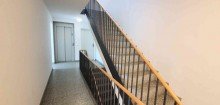 Treppenhaus mit Lift **Traumhafte Garten-/Terrassenwohnung in gr�ner Lage von Solln**