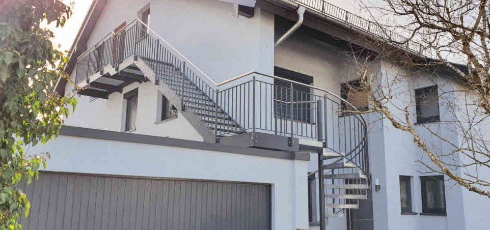 Hausansicht mit neuer Treppe Dachgeschosswohnung M�nchen