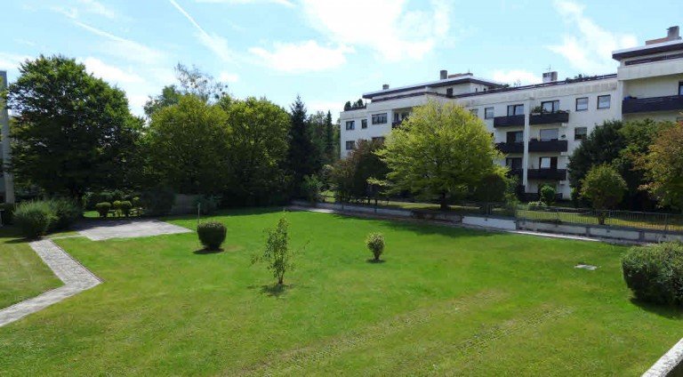 Blick in den Garten (Fr�hjahr) M�nchen Erdgeschosswohnung N�he Olympia-Einkaufs-Zentrum-Moosach! **Modernisiertes Appartment in ruhiger Gartenlage**