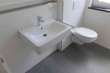 Detailansicht Chiemsee! **Attraktive Neubauwohnung mit S�dbalkon und traumhaftem Kampenwandblick**