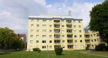 Gartenseite (Fr�hjahr) N�he Olympia-Einkaufs-Zentrum-Moosach! **Modernisiertes Appartment in ruhiger Gartenlage**
