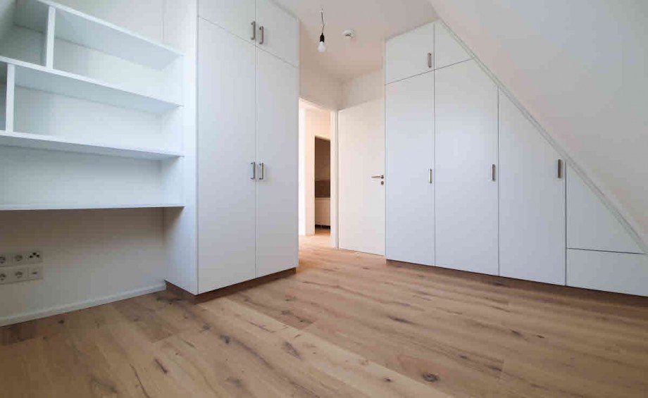 Arbeitszimmer/Ankleide mit Ma�einbauten Dachgeschosswohnung M�nchen