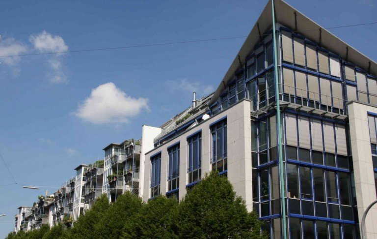 Fassade M�nchen Dachgeschosswohnung Beliebtes Sendling! *Kuscheliges Wohlf�hlnest mit Galerie und kleiner Terrasse direkt an der U-Bahn*