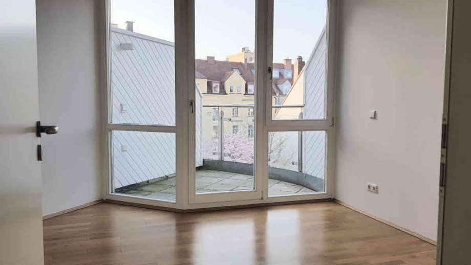 Teilansicht Sschlafzimmer mit Balkon Maisonettewohnung M�nchen