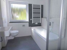 Badezimmer mit sep. Dusche Chiemsee! **Attraktive Neubauwohnung mit S�dbalkon und traumhaftem Kampenwandblick**