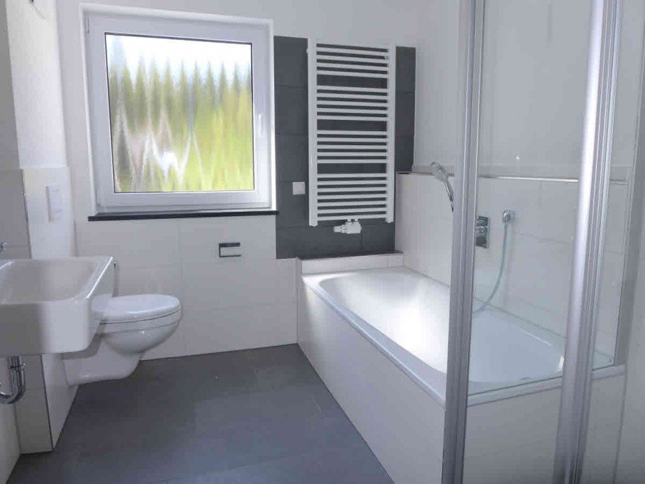Badezimmer mit sep. Dusche Etagenwohnung Prien