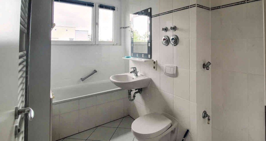 Bad mit WC und Fenster Dachgeschosswohnung M�nchen