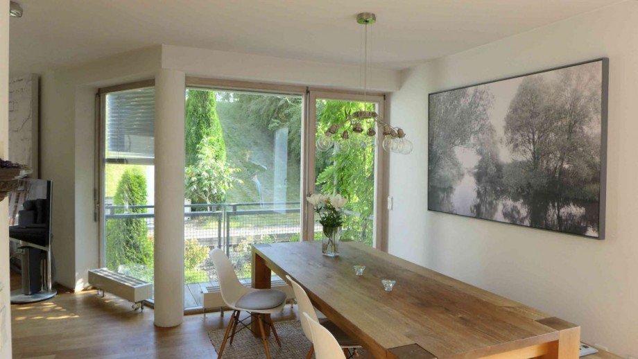 Essbereich mit Balkon Doppelhaush�lfte Feldafing