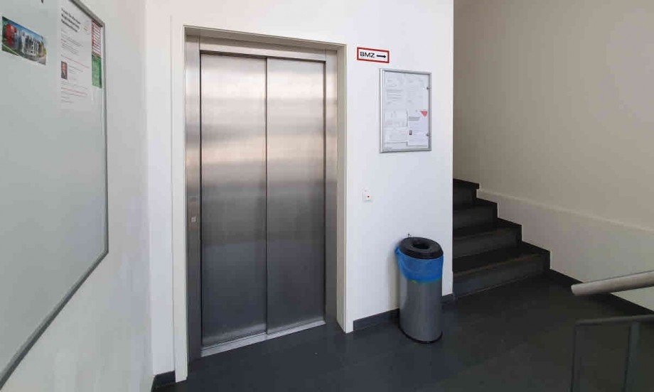 Eingang mit Aufzug Terrassenwohnung M�nchen
